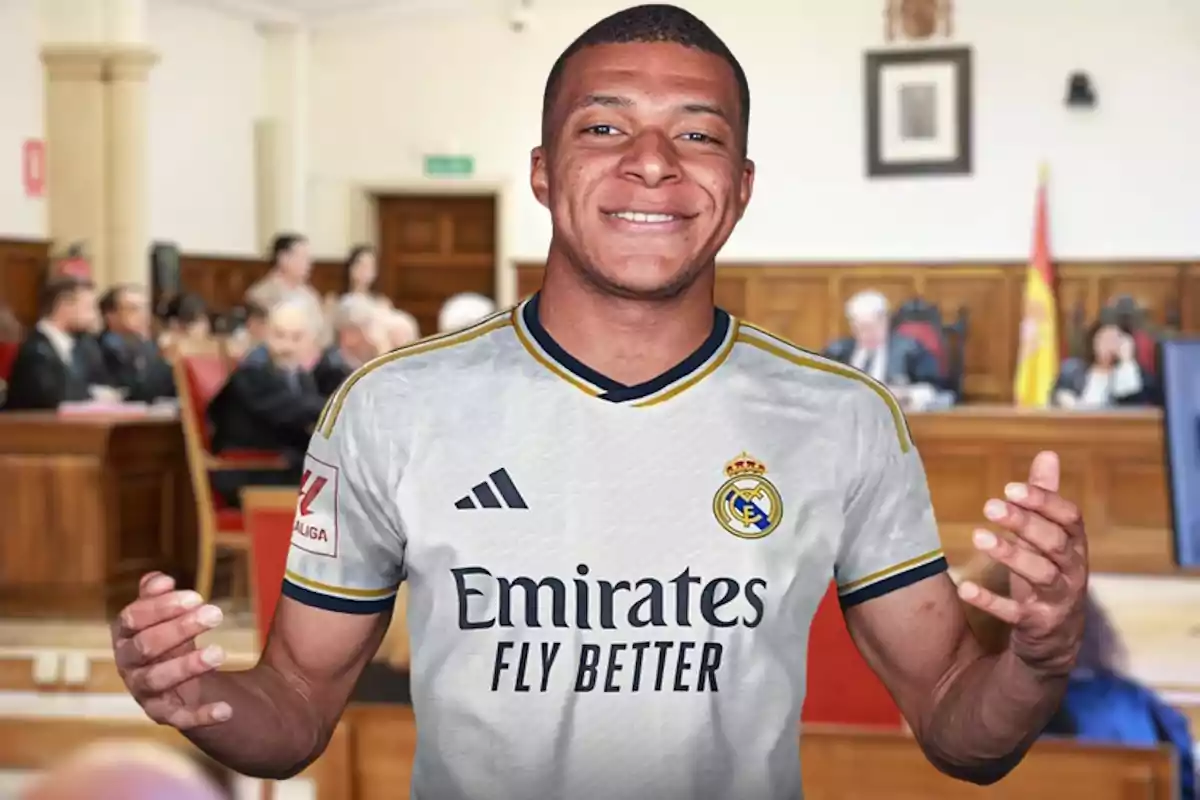 Kylian Mbappé del Real Madrid en una sala de tribunal llena de gente.