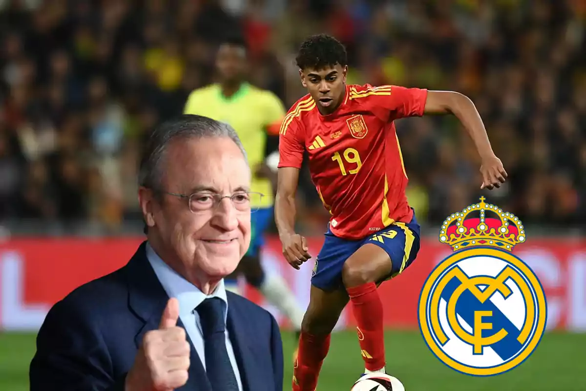 Un hombre con gafas y traje sonríe y levanta el pulgar mientras un jugador de fútbol con el uniforme de la selección española corre con el balón; el escudo del Real Madrid está en la esquina inferior derecha.