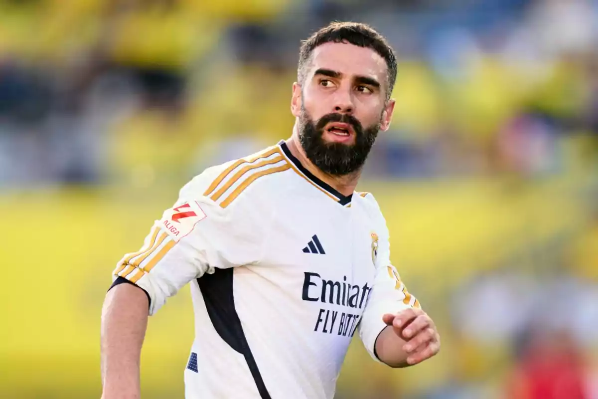 Jugador de fútbol con uniforme blanco durante un partido.