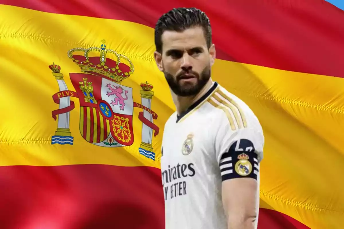 Jugador de fútbol con la camiseta del Real Madrid frente a la bandera de España.