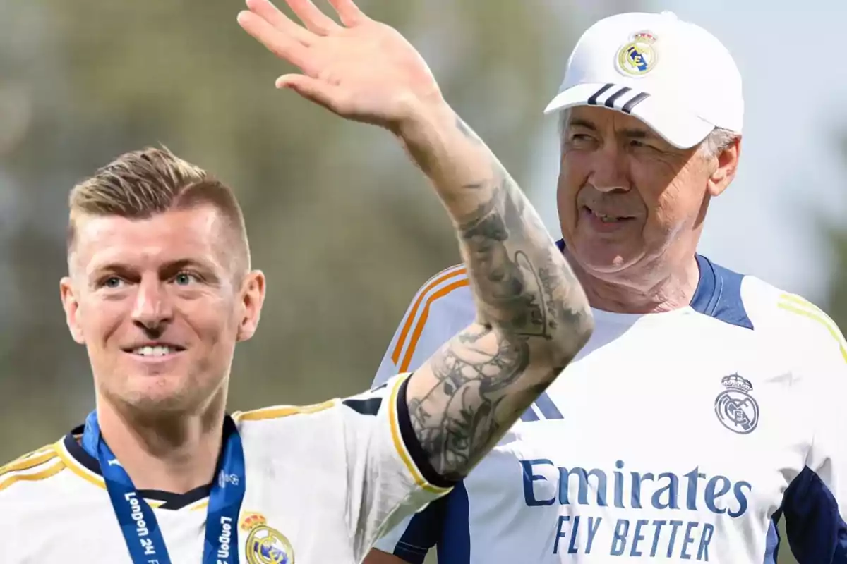 Dos personas con uniformes del Real Madrid, una de ellas levantando la mano y la otra sonriendo.