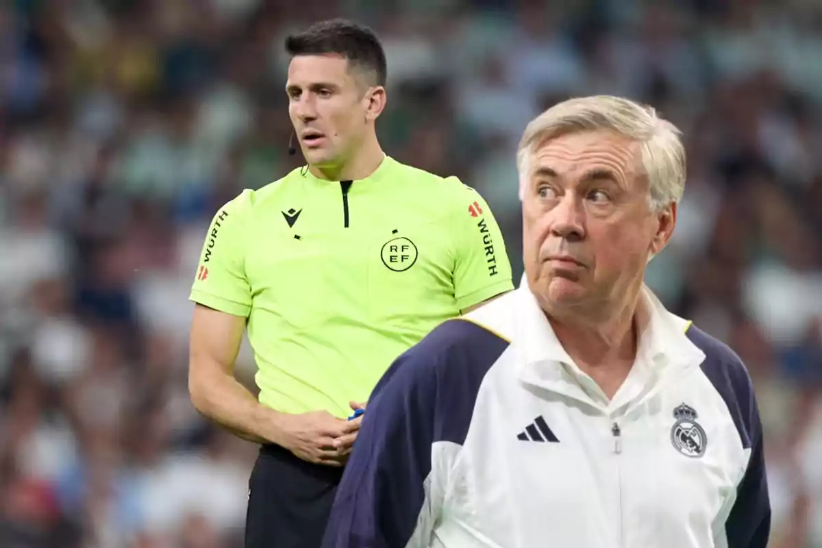 Un árbitro y un entrenador de fútbol en el campo durante un partido.