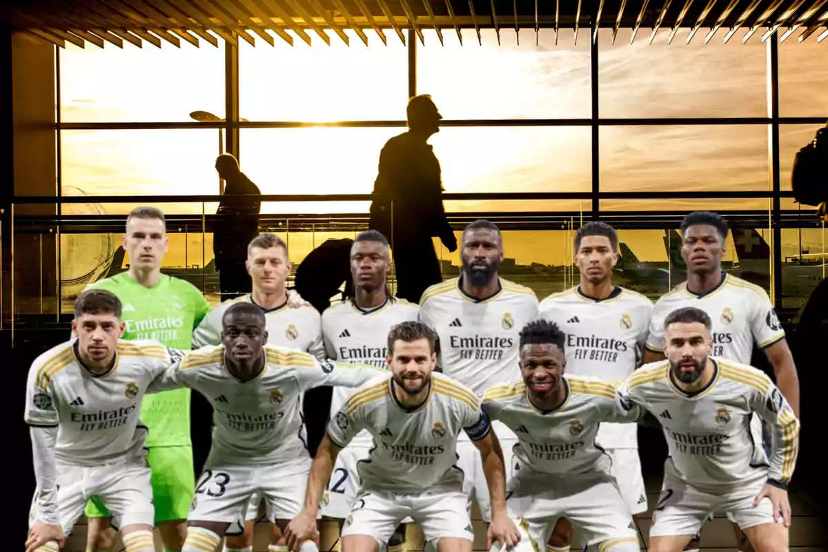 Jugadores de fútbol del Real Madrid posando en un aeropuerto con el atardecer de fondo.