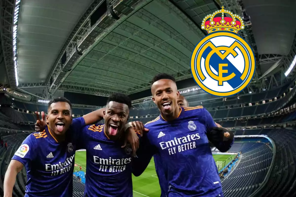 Jugadores del Real Madrid celebrando en el estadio con el logo del equipo en el fondo.