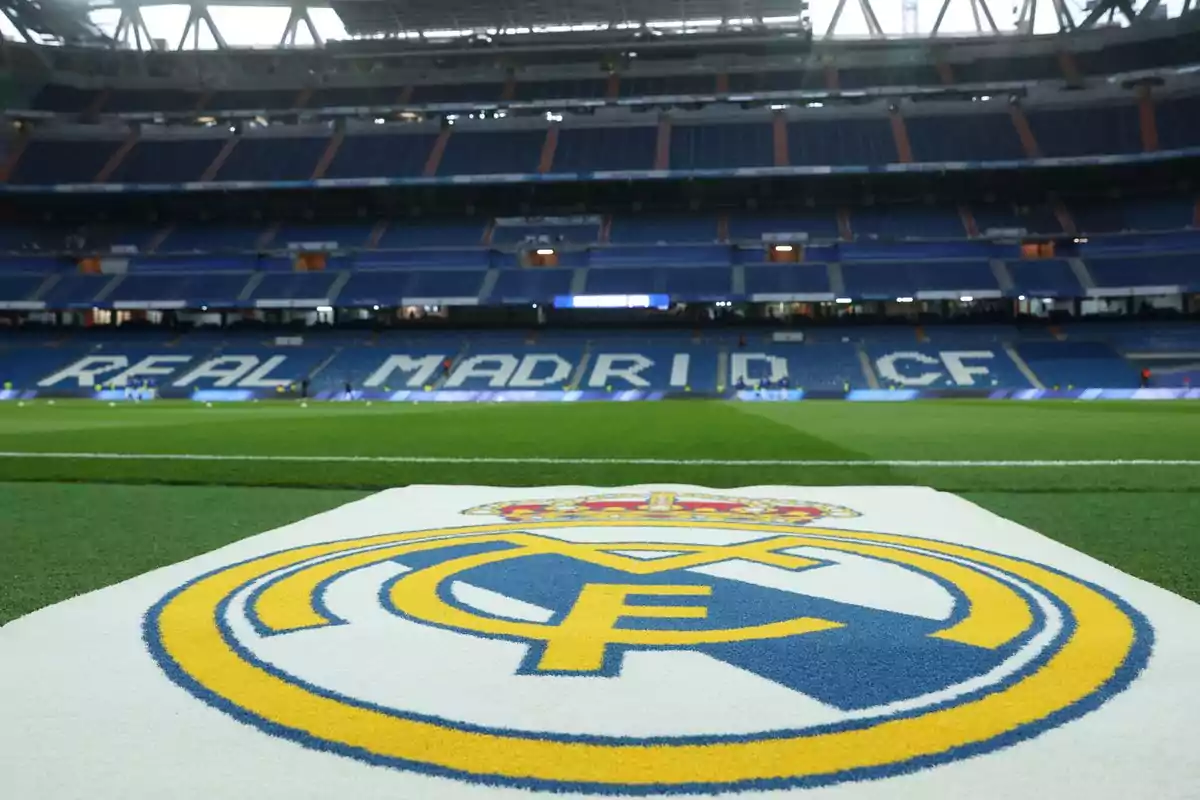 Vista del estadio Santiago Bernabéu con el escudo del Real Madrid en primer plano.