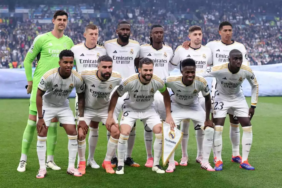 Jugadores del Real Madrid posando para una foto de equipo en el campo de fútbol antes de un partido