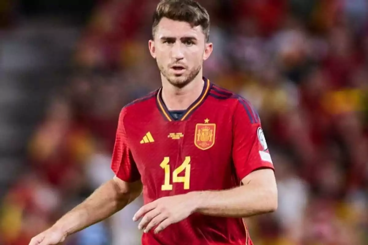 Un jugador de fútbol con el uniforme rojo de la selección de España durante un partido.