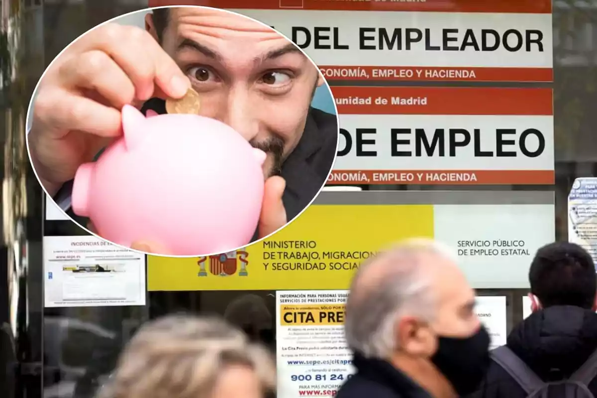 Una persona coloca una moneda en una alcancía de cerdito rosa, mientras en el fondo se observa una oficina del Servicio Público de Empleo Estatal en España con varias personas en la entrada.