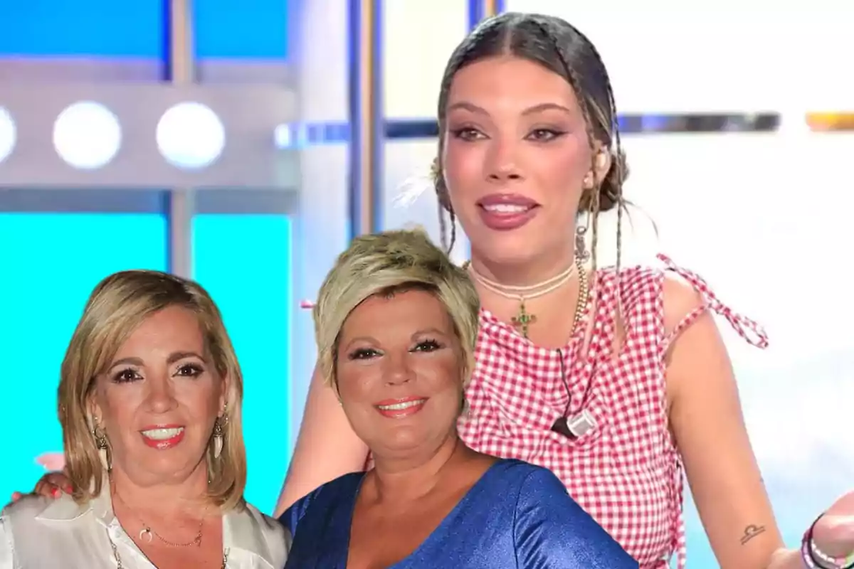 Tres mujeres posando frente a un fondo colorido en un estudio de televisión.