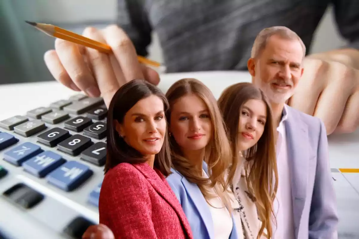 Una familia posando frente a una imagen de una mano usando una calculadora.