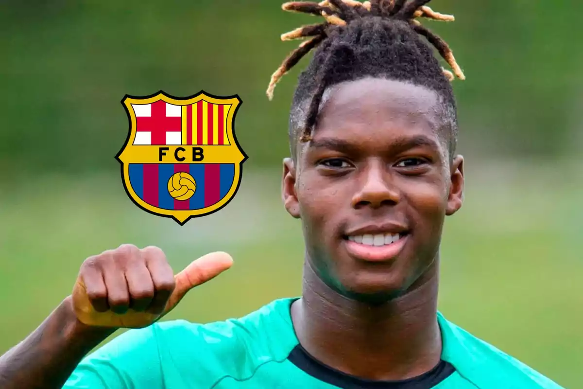 Nico Williams y el escudo del FC Barcelona al lado.