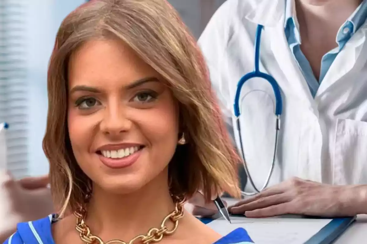 Una mujer sonriente con cabello corto y un collar dorado frente a una persona con bata blanca y estetoscopio.