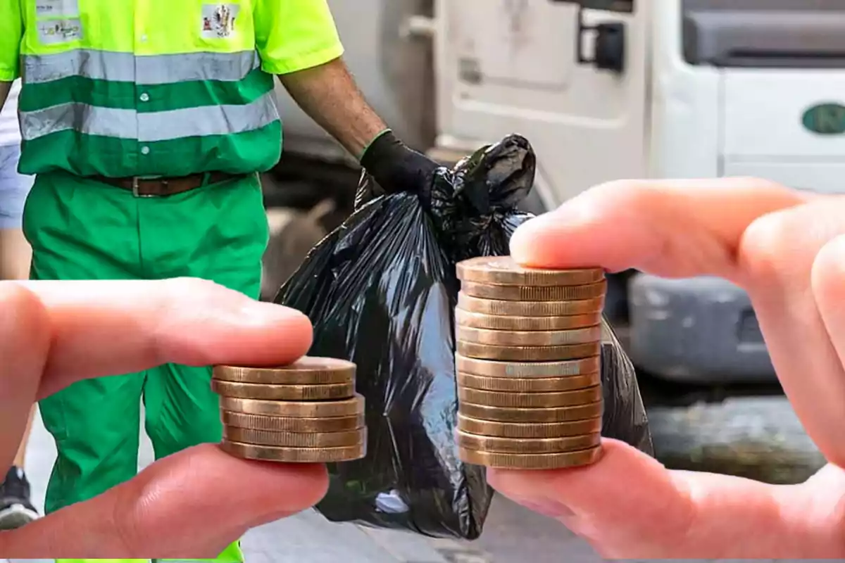 Un trabajador de limpieza vestido con uniforme verde sostiene una bolsa de basura negra mientras dos manos en primer plano sostienen pilas de monedas.