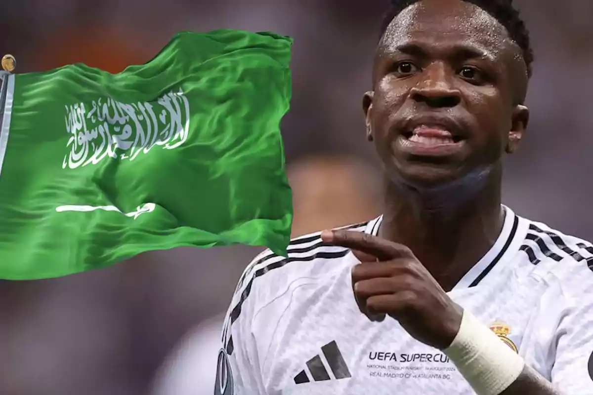 Un jugador de fútbol con la camiseta del Real Madrid señala hacia la izquierda, mientras una bandera de Arabia Saudita ondea en el fondo.