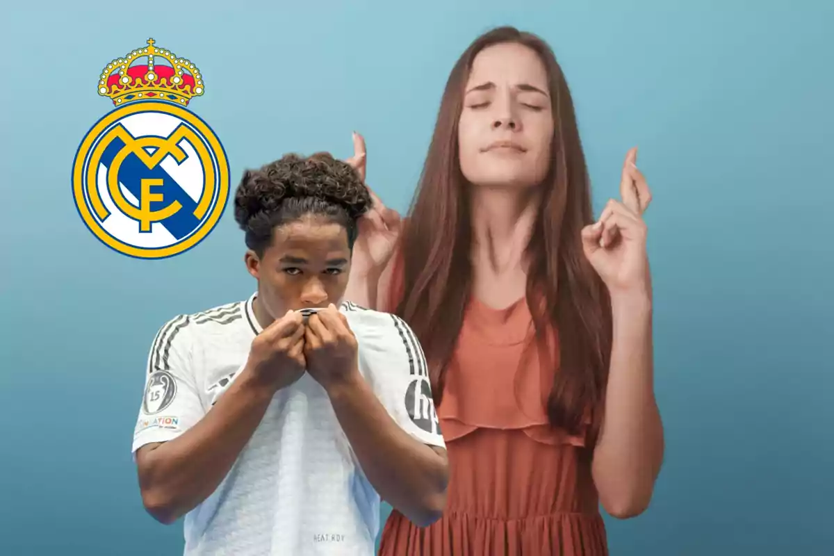 Un joven futbolista besa el escudo de su camiseta mientras una mujer con los dedos cruzados aparece detrás de él y el logo del Real Madrid está a la izquierda.