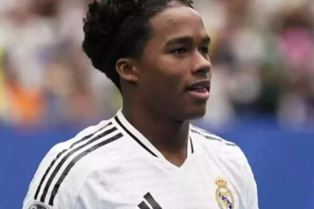 Un jugador de fútbol con la camiseta del Real Madrid.