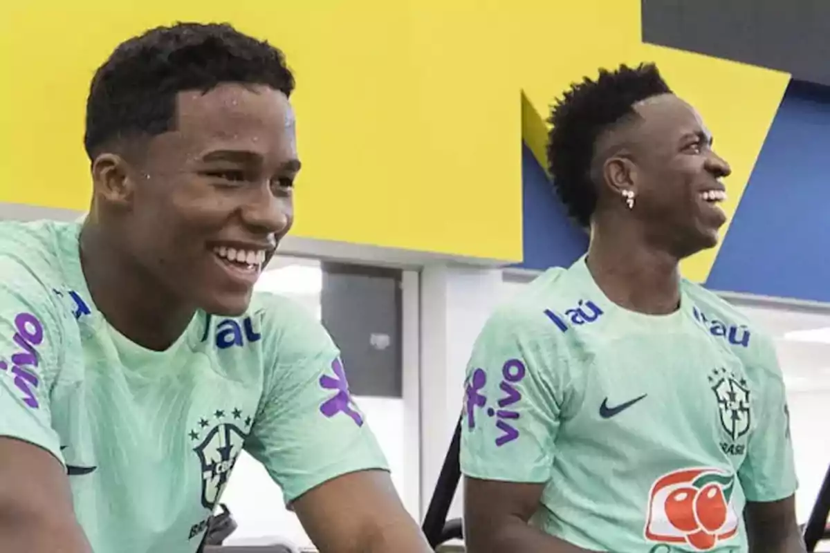 Dos jugadores de fútbol sonríen mientras entrenan con la selección de Brasil.