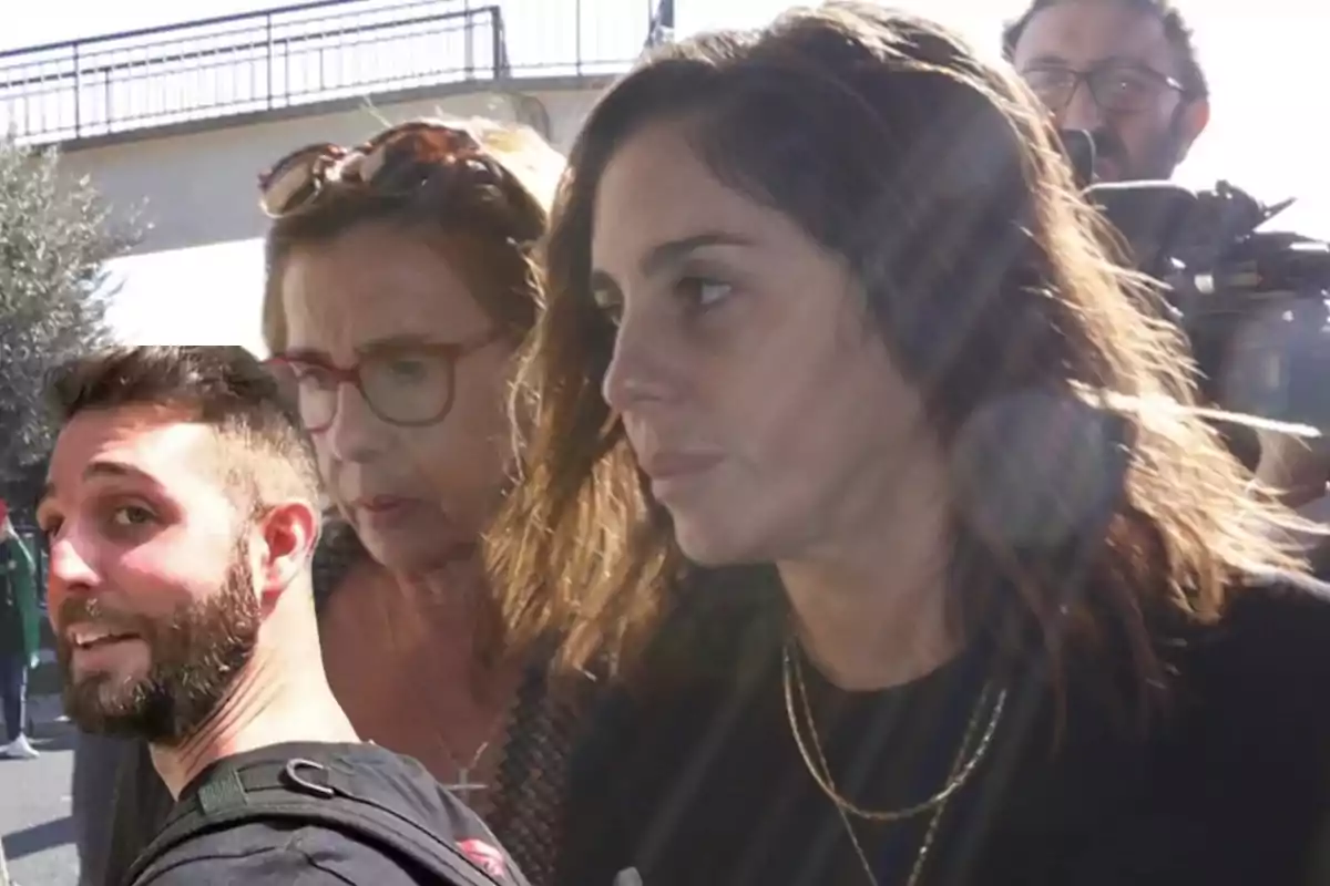 Un grupo de personas caminando al aire libre con una cámara en el fondo.