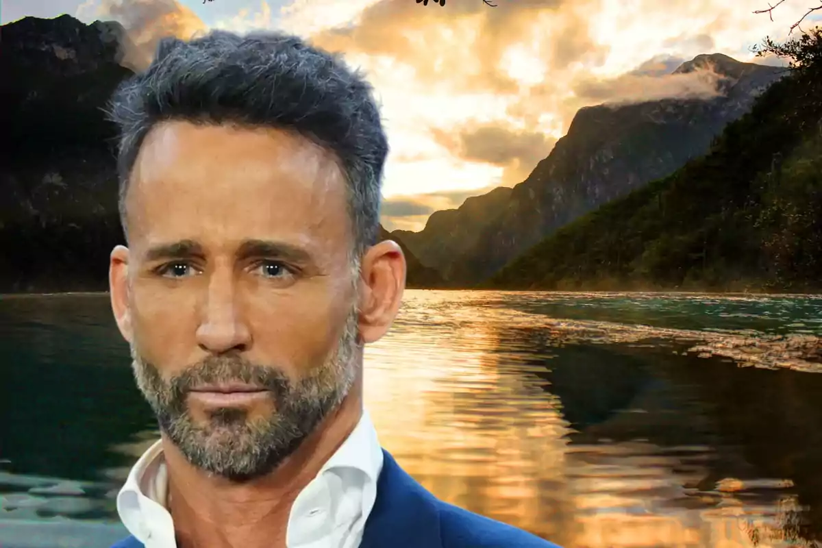 Un hombre con barba y cabello corto aparece en primer plano, con un paisaje de montañas y un lago al atardecer de fondo.