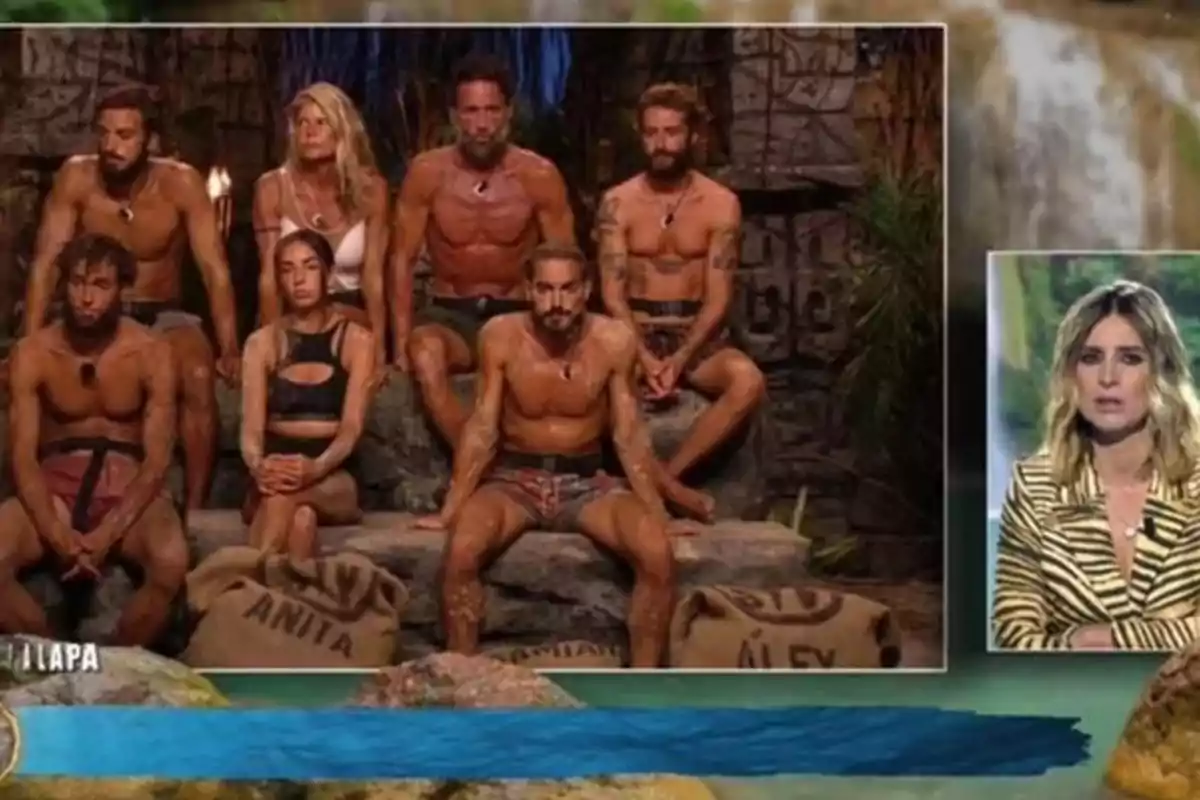 Un grupo de concursantes sentados en una isla durante un reality show de supervivencia mientras una presentadora aparece en un recuadro a la derecha Un grupo de concursantes sentados en una isla durante un reality show de supervivencia mientras una presentadora aparece en un recuadro a la derecha