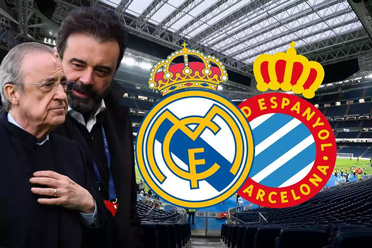 Dos hombres conversando en un estadio de fútbol con los escudos del Real Madrid y el RCD Espanyol en primer plano.