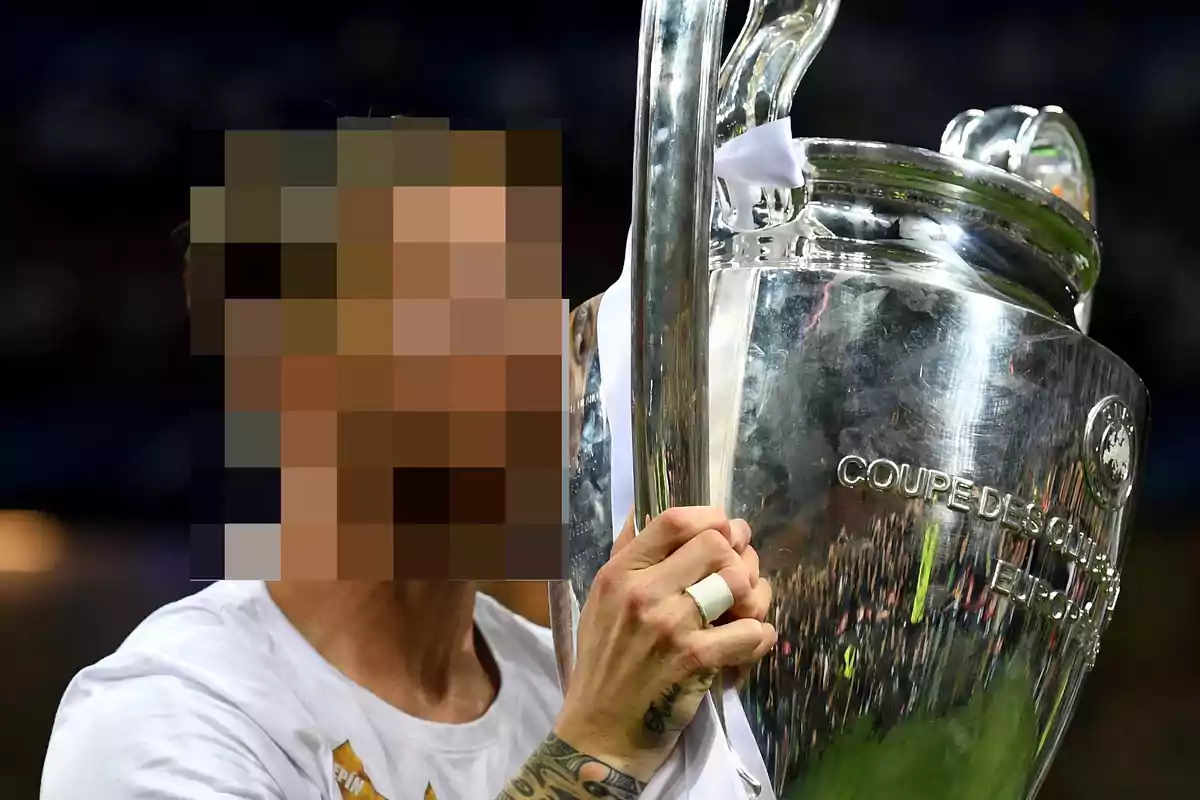 Persona sosteniendo un trofeo de la UEFA Champions League con la cara pixelada.