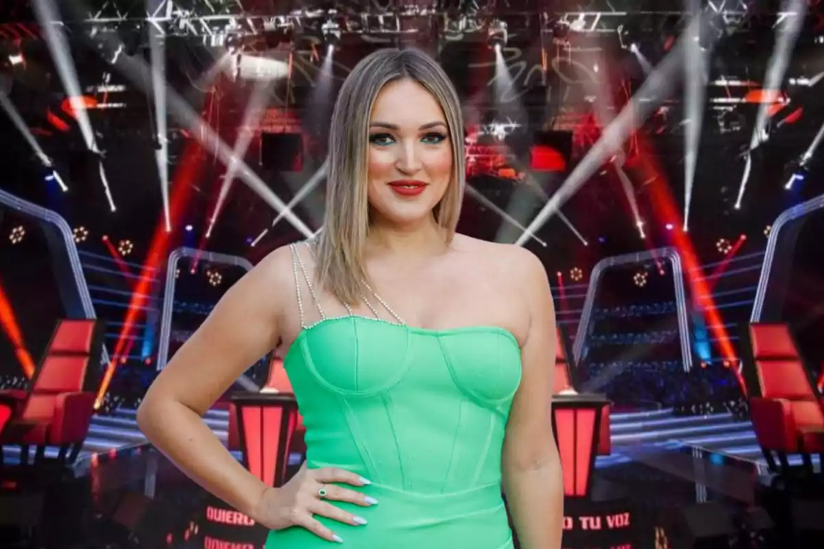 Marta Riesco con un vestido verde y de fondo el escenario del programa 'La Voz'