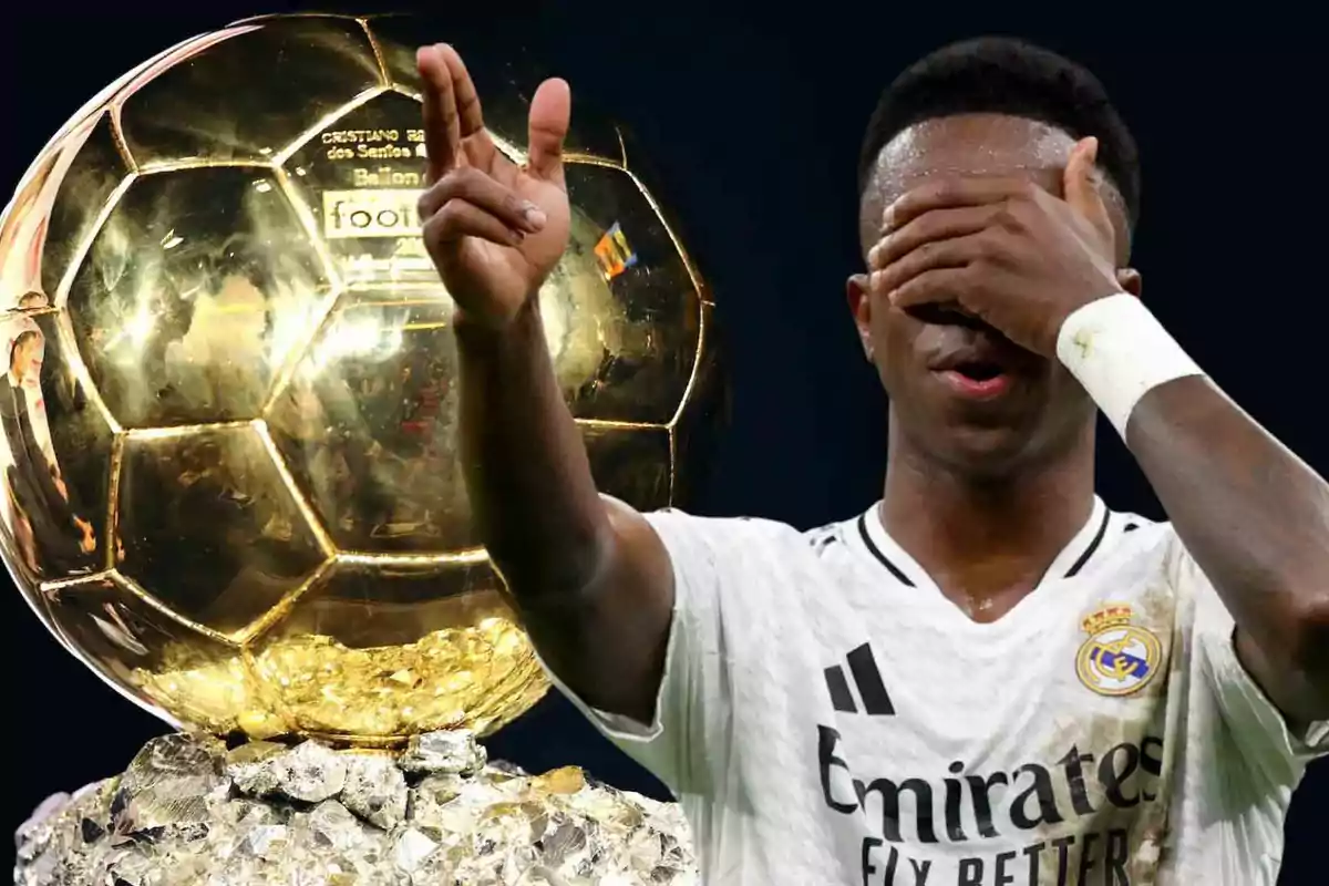 Jugador de fútbol celebrando frente a un trofeo dorado.