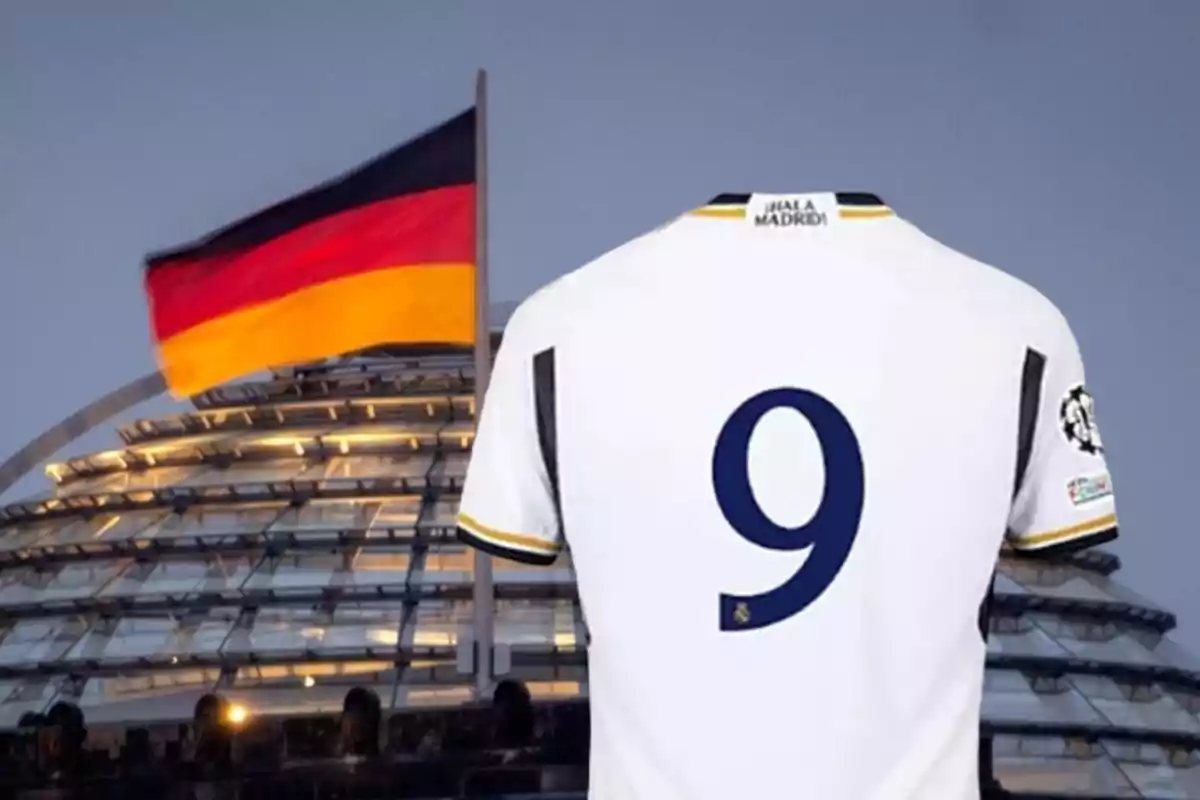 Camiseta de fútbol con el número 9 frente a un edificio con una bandera de Alemania ondeando.