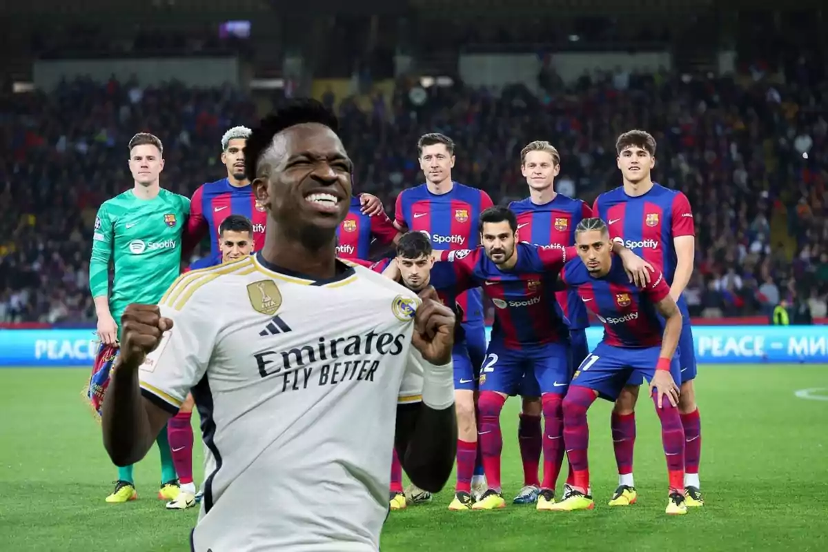 Un jugador del Real Madrid celebra frente a un grupo de jugadores del FC Barcelona que posan para una foto de equipo en un estadio lleno de espectadores.