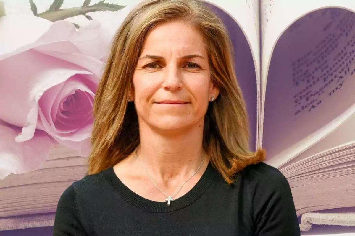 Arantxa Sánchez Vicario con un jersey negro y de fondo una imagen de un libro y una rosa de color rosa