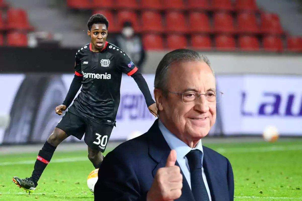 Un jugador de fútbol en el campo con el uniforme del Bayer Leverkusen y un hombre mayor con gafas y traje sonriendo y levantando el pulgar.