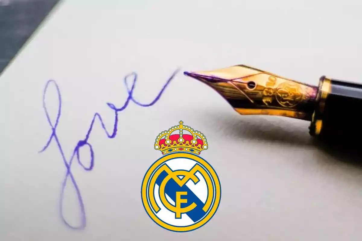 Una pluma estilográfica escribiendo la palabra "love" con el logo del Real Madrid en la parte inferior.