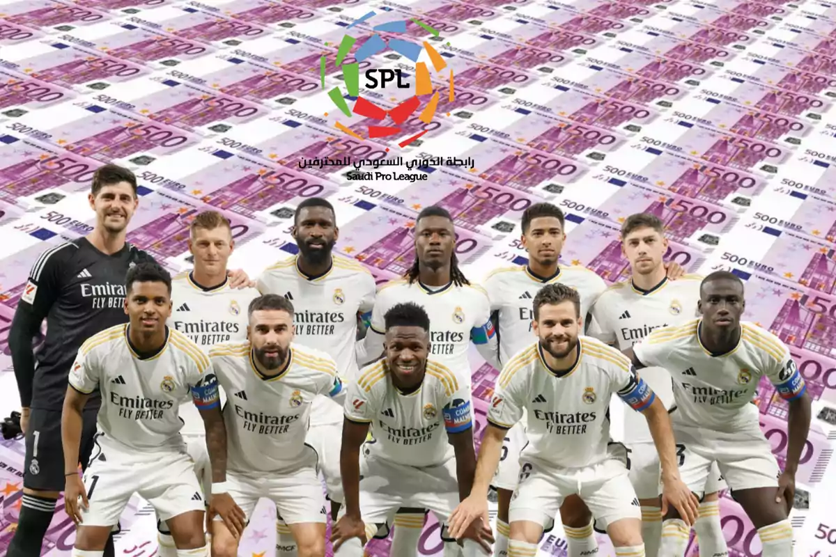 Jugadores de fútbol con uniforme blanco posan frente a un fondo de billetes de 500 euros y el logo de la Saudi Pro League.