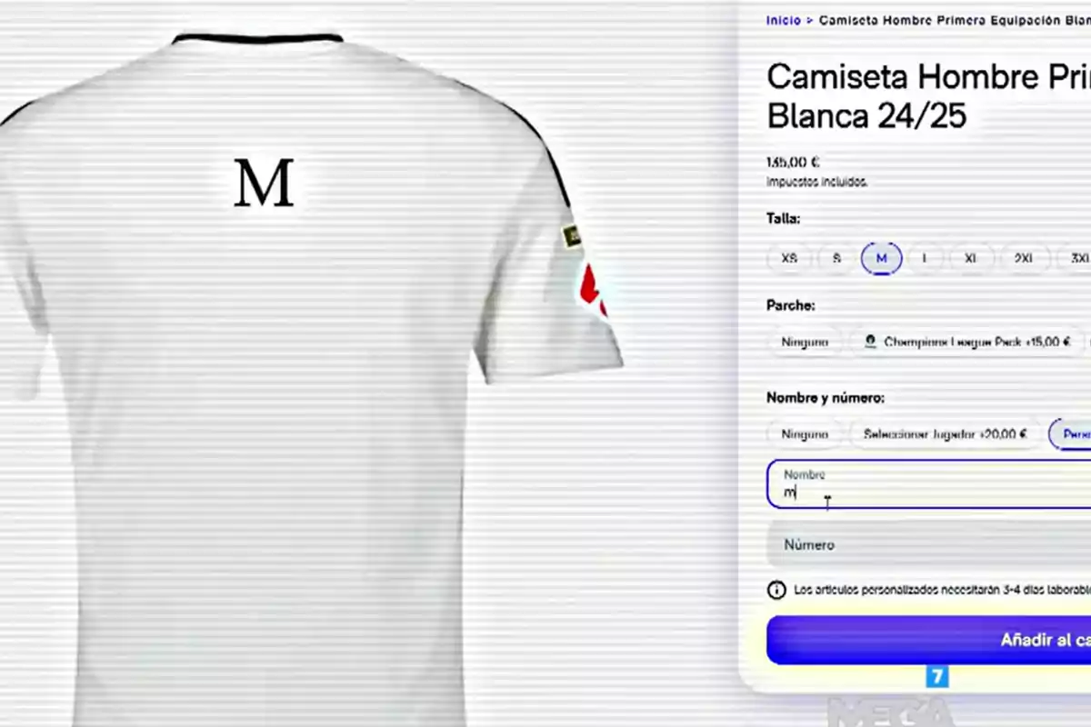 Imagen de una camiseta blanca de hombre de la primera equipación de la temporada 24/25, con la letra "M" en la parte trasera y opciones de personalización en una página web, incluyendo talla, parches y nombre/número.