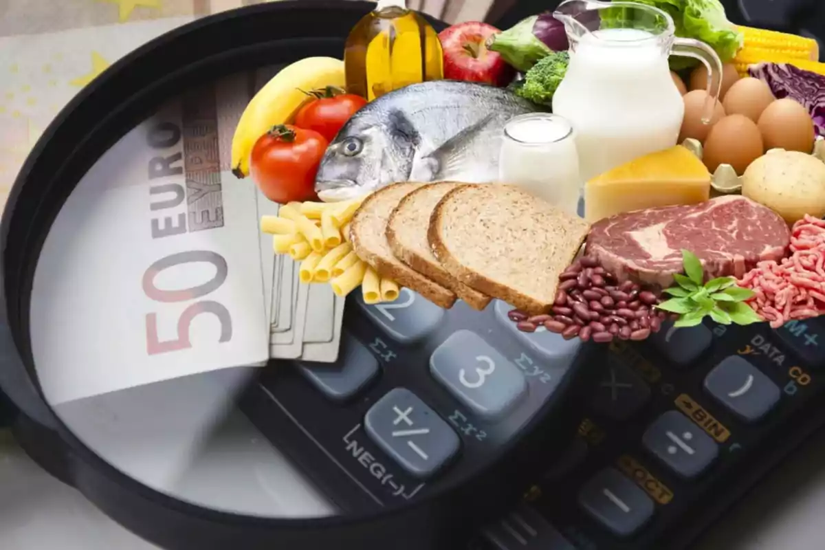 Una lupa sobre billetes de 50 euros, una calculadora y varios alimentos como frutas, verduras, carne, pan, leche y pasta.