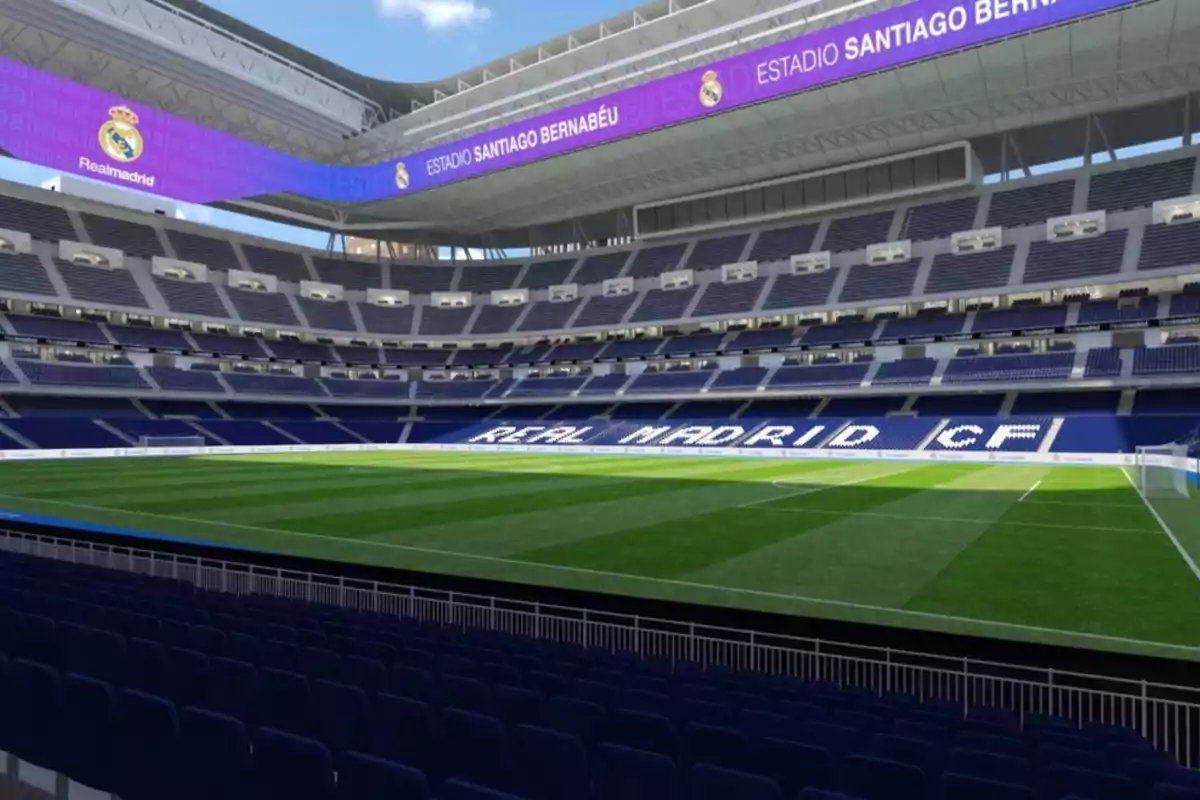 Vista del interior del estadio Santiago Bernabéu con gradas vacías y el campo de fútbol en primer plano.