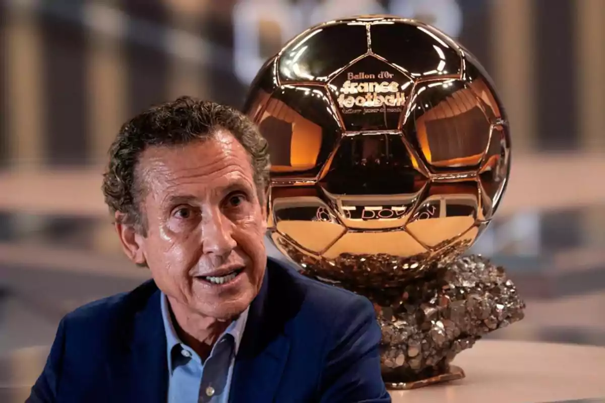 Hombre hablando frente a un trofeo de Balón de Oro.