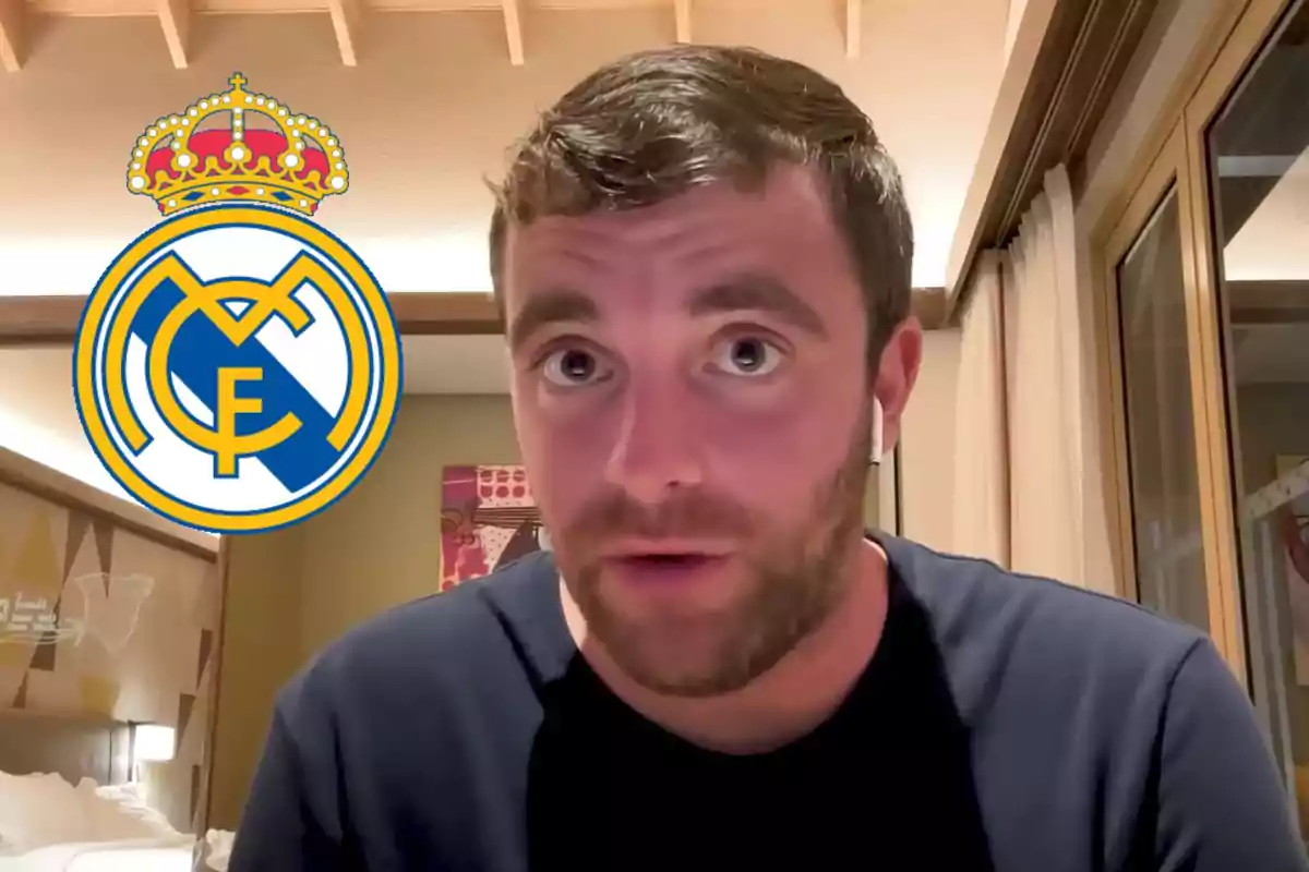 Un hombre con auriculares aparece en una habitación, con el logo del Real Madrid en la esquina superior izquierda.