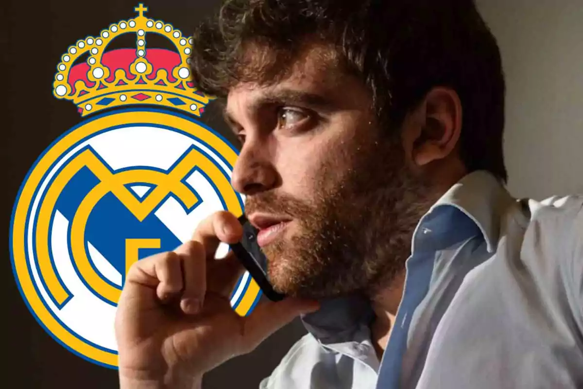 Hombre hablando por teléfono con el logo del Real Madrid de fondo.