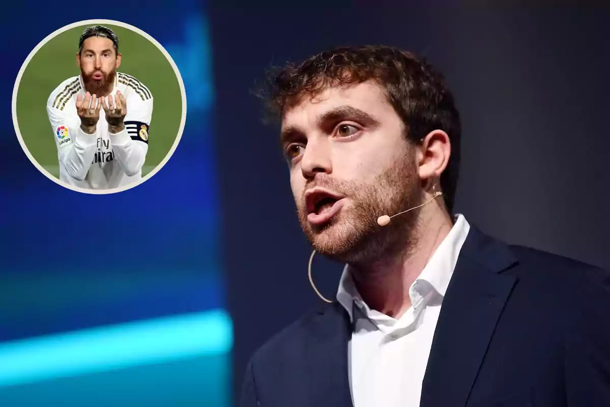 Un hombre hablando con un micrófono de diadema y un recuadro de un jugador de fútbol en uniforme blanco.