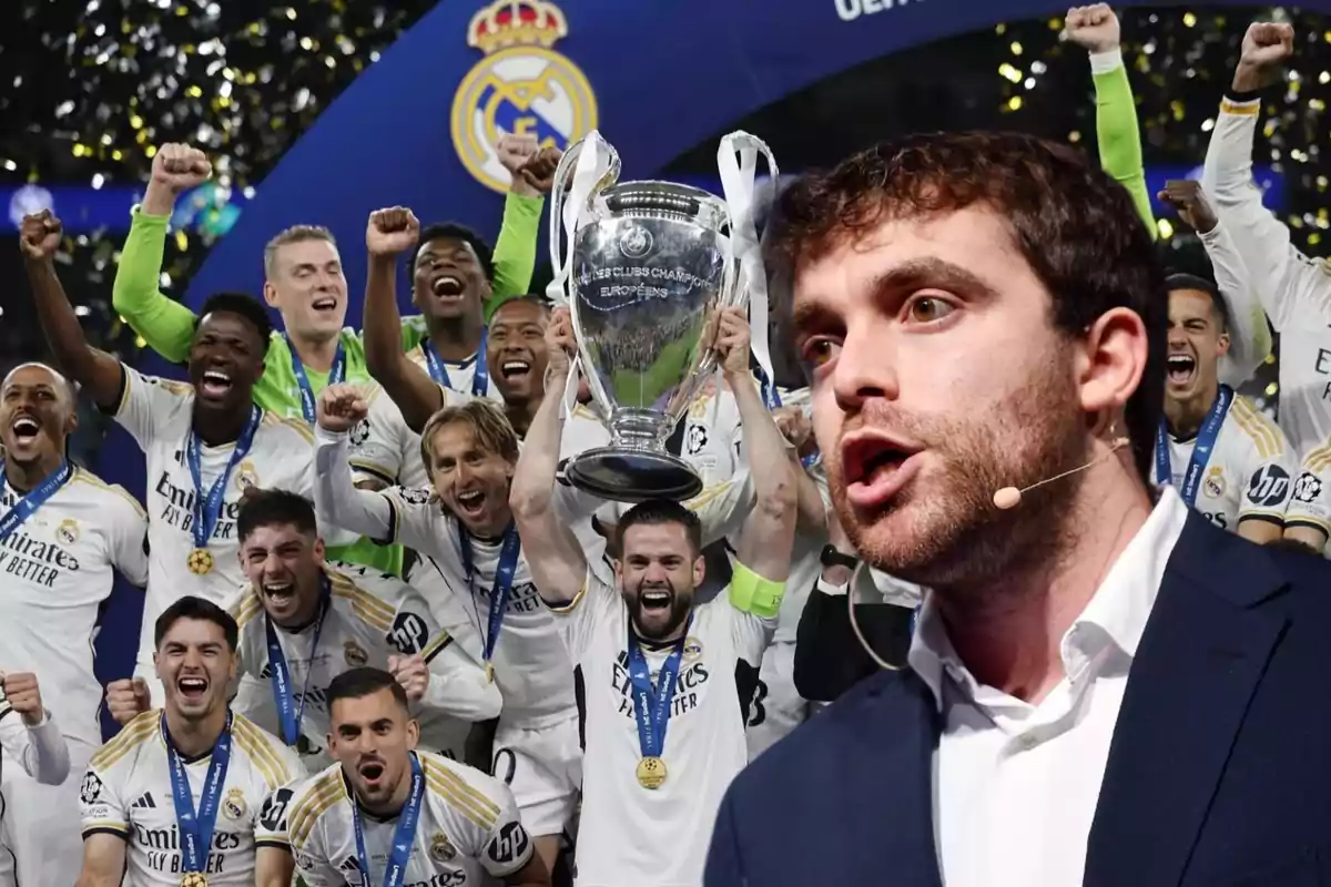 Jugadores del Real Madrid celebrando con el trofeo de la UEFA Champions League mientras un hombre con micrófono aparece en primer plano.