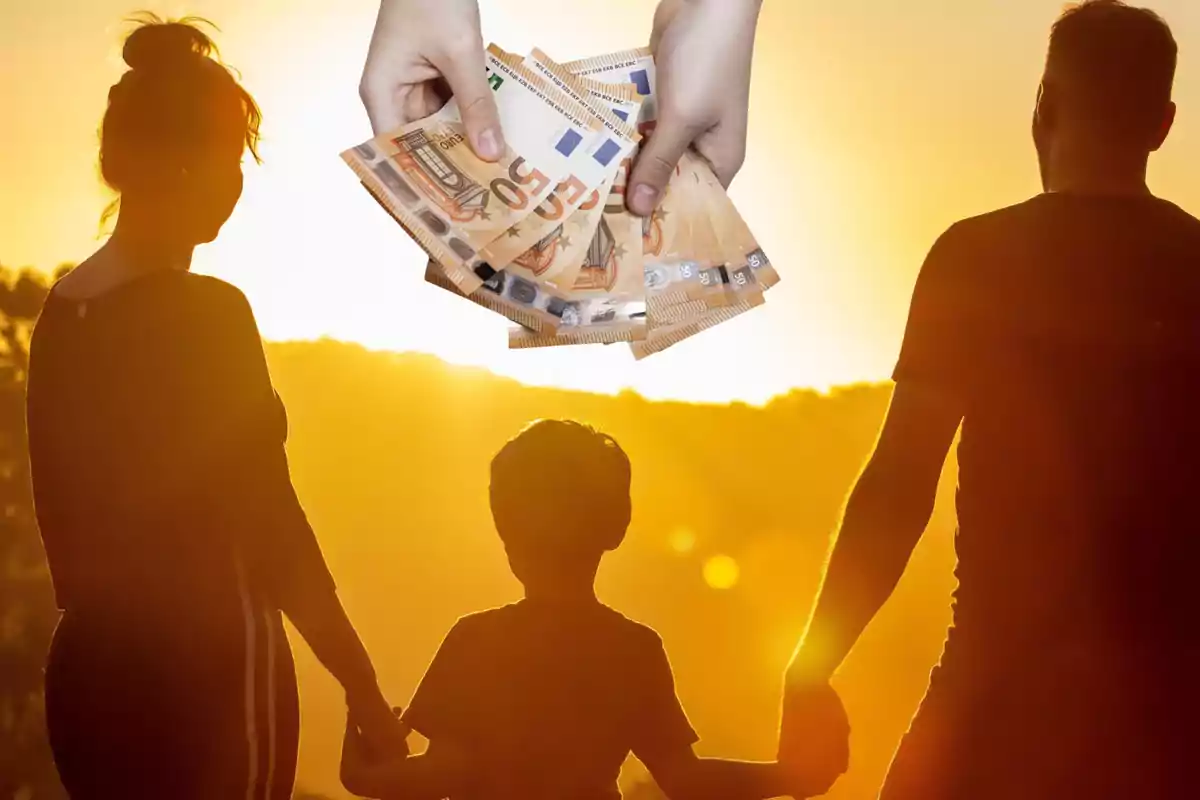 Una familia de tres personas de espaldas, sosteniéndose de las manos, con un fondo de atardecer y una mano sosteniendo billetes de euro en la parte superior.