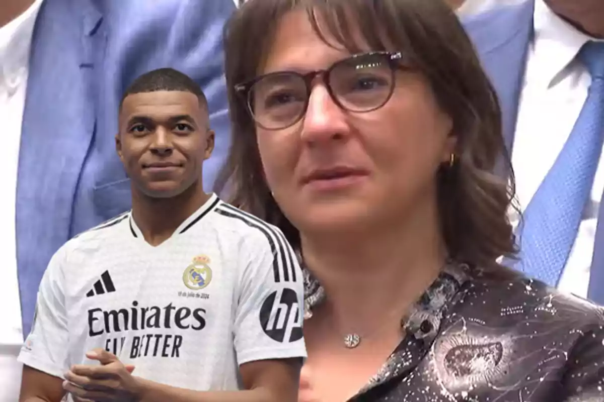 Una mujer con gafas y expresión seria junto a un jugador de fútbol con la camiseta del Real Madrid.