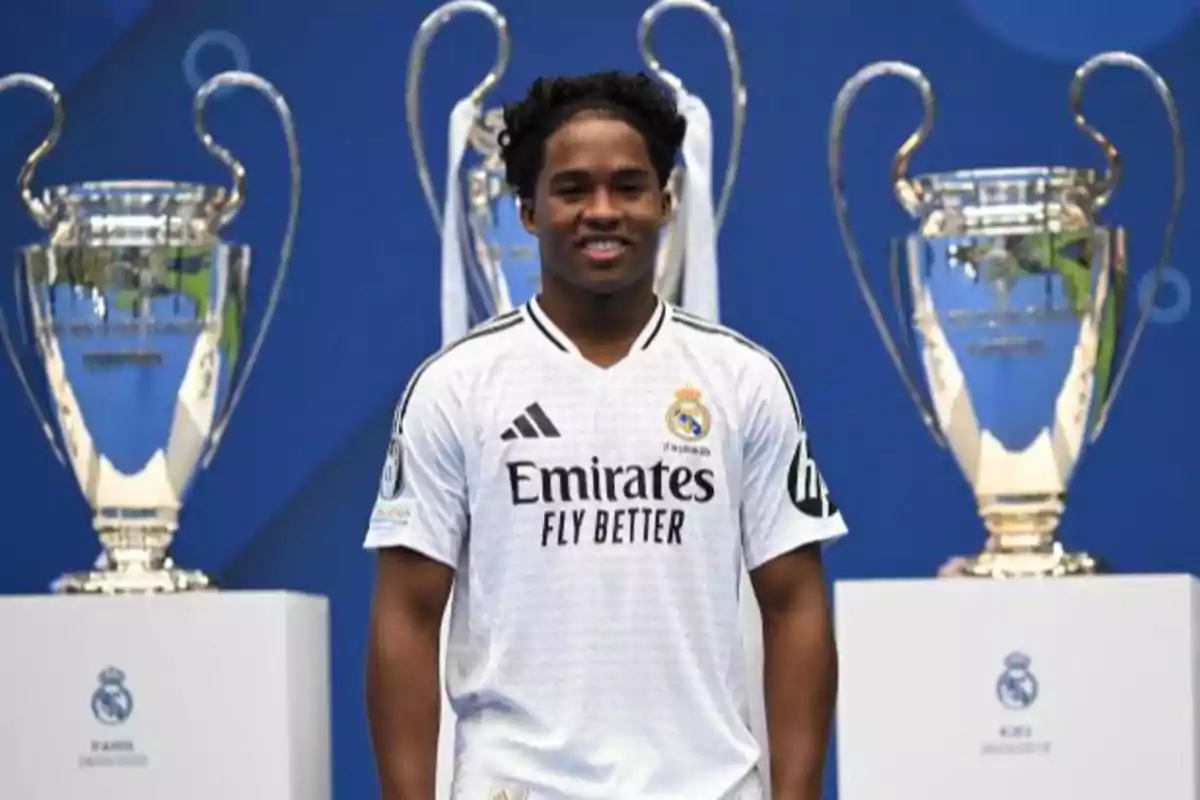 Un jugador del Real Madrid posando frente a trofeos de la Liga de Campeones.