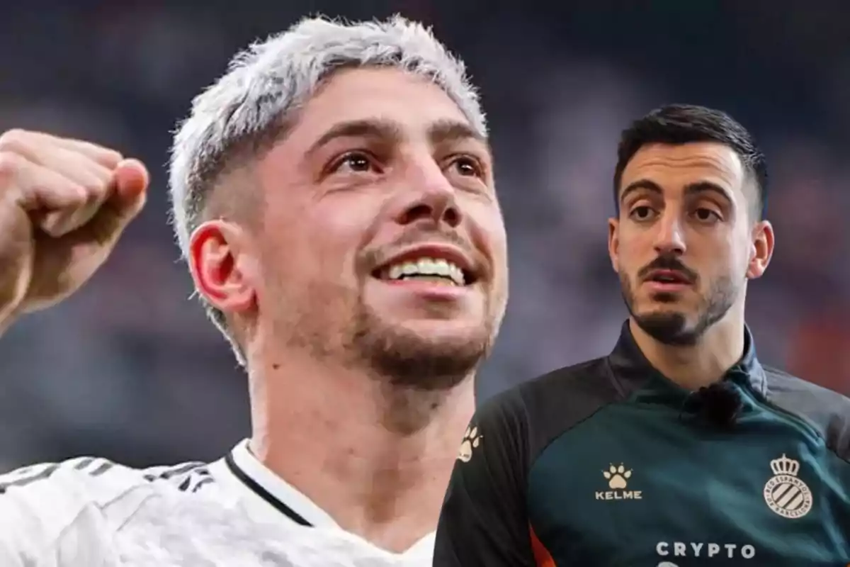 Dos hombres en primer plano, uno con cabello claro y camiseta blanca levantando el puño, el otro con cabello oscuro y uniforme deportivo.