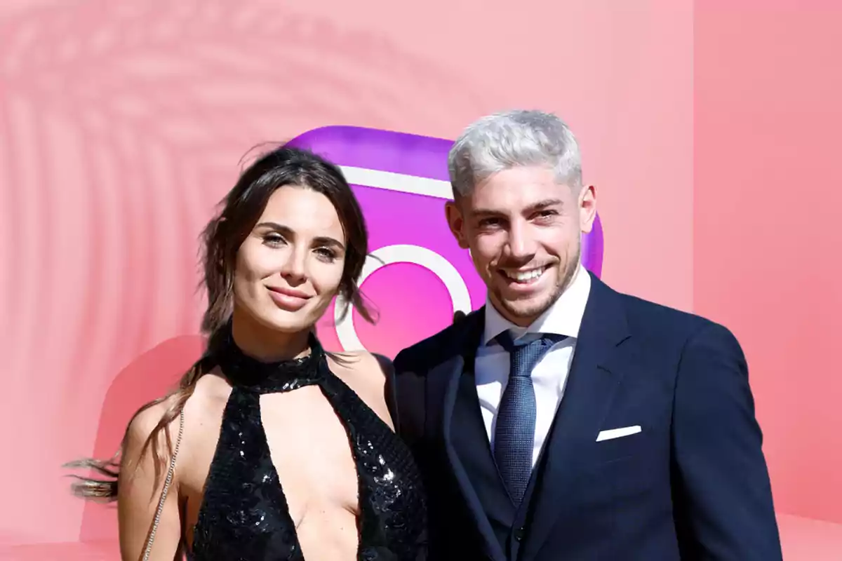 Una pareja posando frente a un fondo rosa con un logotipo de Instagram.