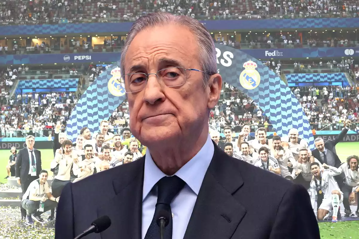 Florentino Pérez frente a un grupo de jugadores de fútbol celebrando en un estadio.