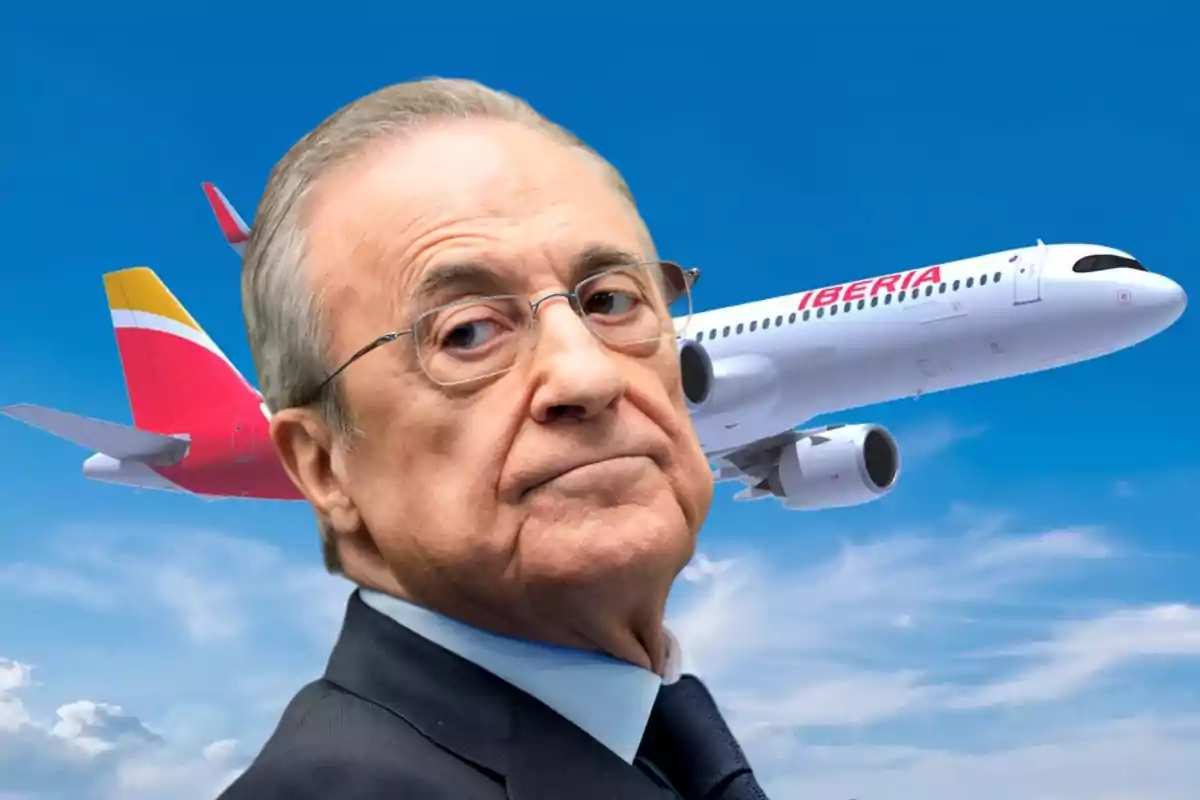 Un hombre con gafas y expresión seria está frente a un avión de Iberia en el cielo azul.