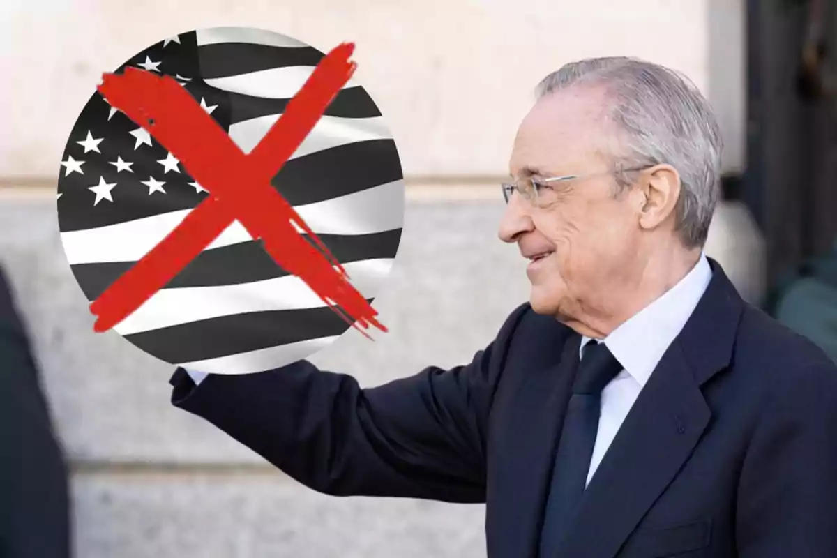 Florentino Pérez sostiene un cartel con una bandera de Estados Unidos en blanco y negro tachada con una gran X roja.